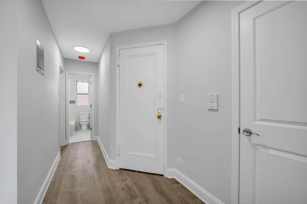 Wyremontowane mieszkanie 1 sypialniowe w Kew Garden Hills, Queens - 7