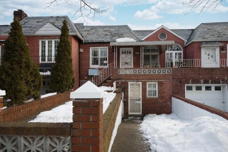 Cozy home in Middle Village - available from March 4th!