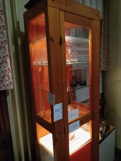 Drewniany słupek z oświetleniem i szklanymi półkami