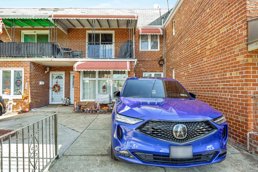 Dwurodzinny dom w Middle Village - idealna inwestycja!