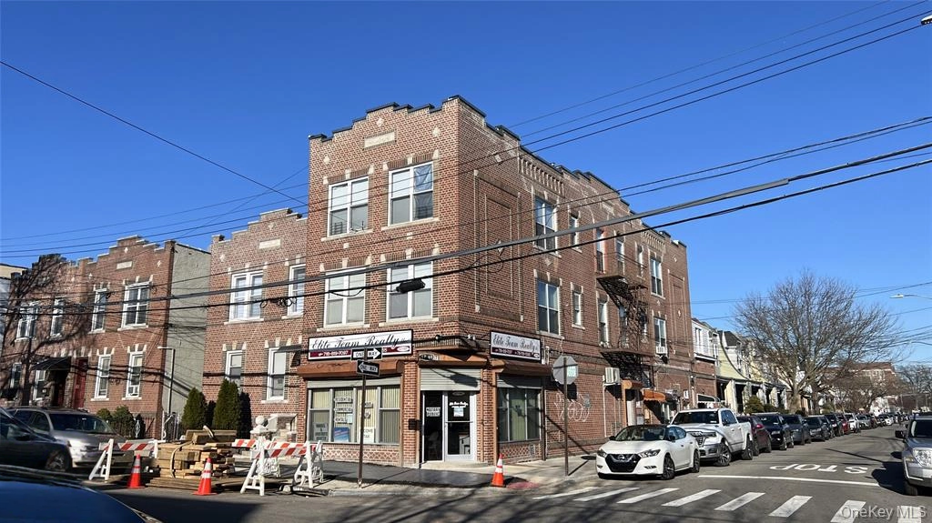 5-rodzinny dom z dwoma sklepami w Middle Village, Queens
